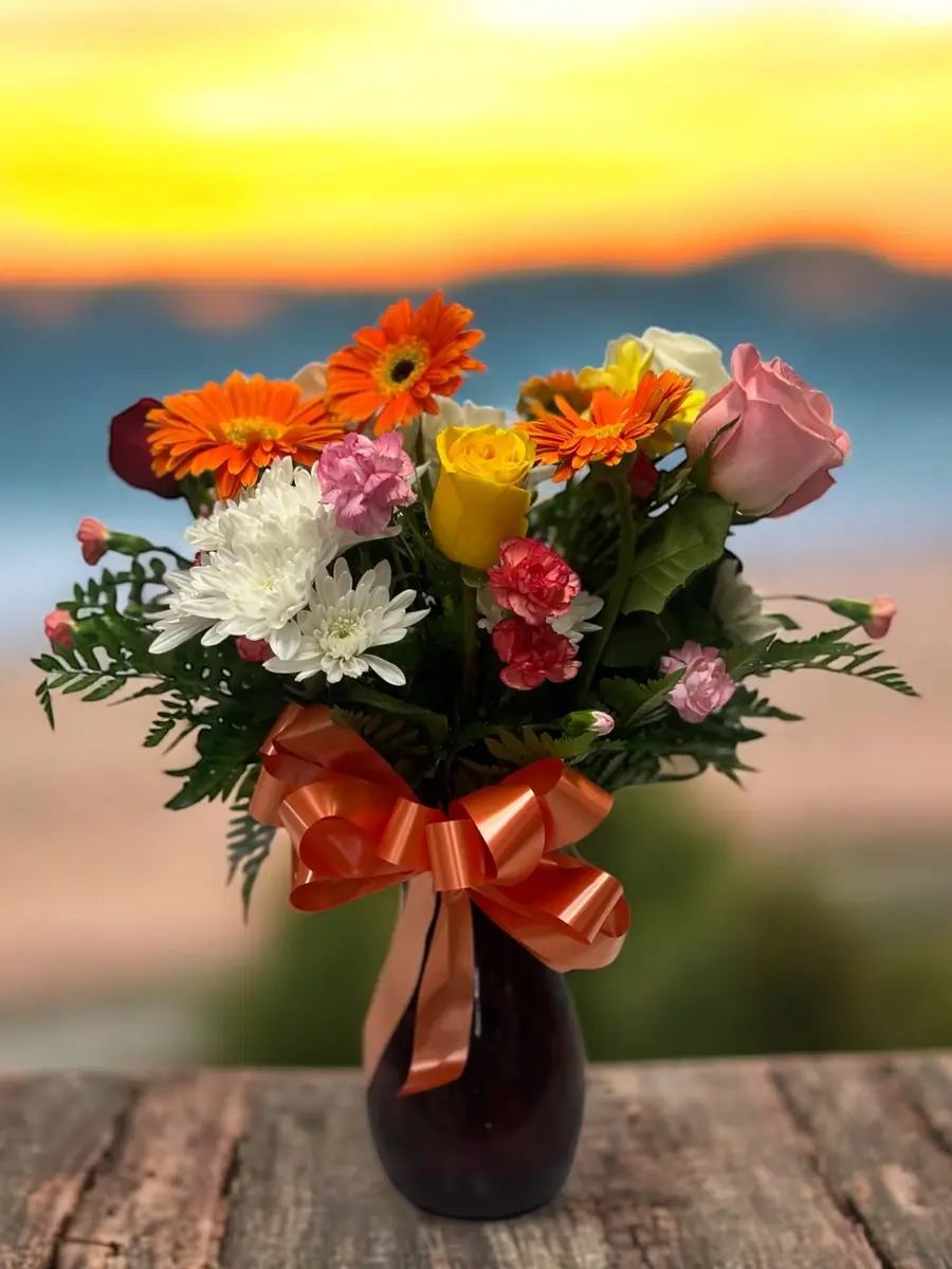 Gerberas naranjas en florero