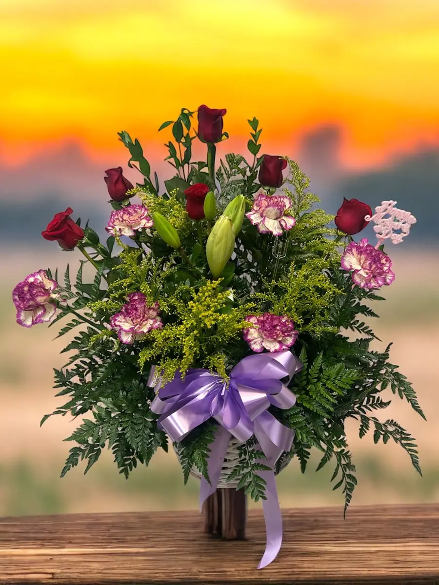 Canasta de rosas y claveles